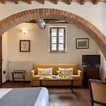 Borgo Gallinaio 32, Emma Villa